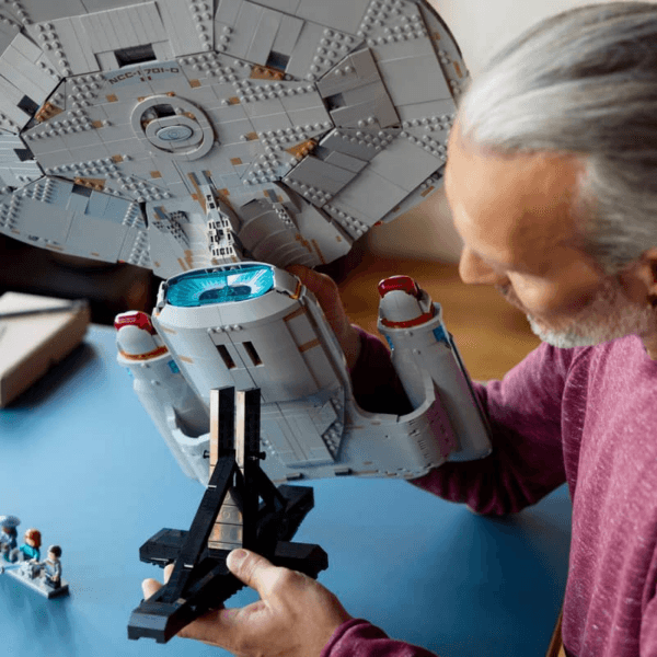 10356_Lifestyle_Build_03_en-gb LEGO Star Trek: U.S.S. Enterprise NCC-1701-D™ 10356