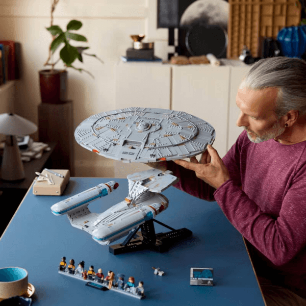10356_Lifestyle_Build_06_en-gb LEGO Star Trek: U.S.S. Enterprise NCC-1701-D™ 10356