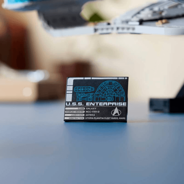 10356_Lifestyle_Build_07_en-gb LEGO Star Trek: U.S.S. Enterprise NCC-1701-D™ 10356