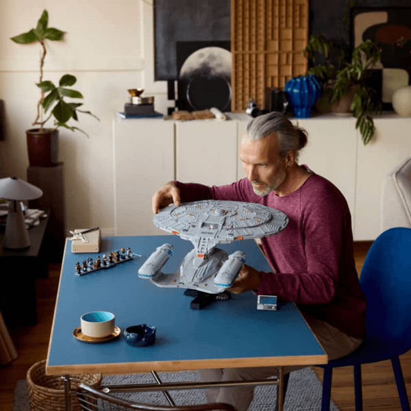 10356_Lifestyle_Cons_01_en-gb LEGO Star Trek: U.S.S. Enterprise NCC-1701-D™ 10356