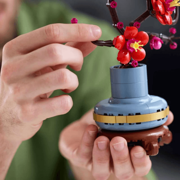 10369_Lifestyle_Build_04 LEGO Plūmes zieds 10369