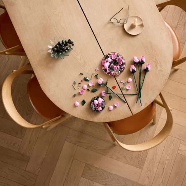 10374_Lifestyle_Build_01_en-gb LEGO Rozā rožu pušķis 10374