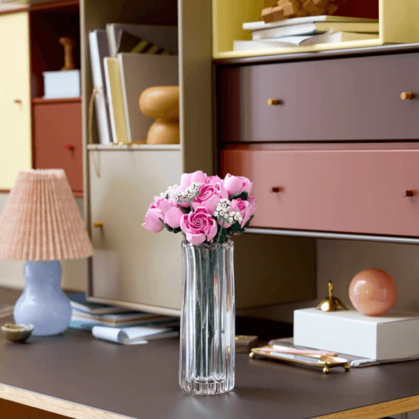 10374_Lifestyle_Envr_03_en-gb LEGO Rozā rožu pušķis 10374