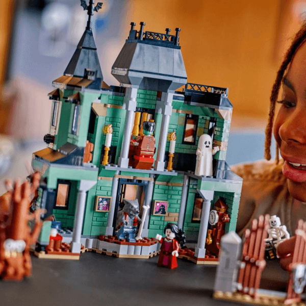 31167_Lifestyle_cons_2_en-gb LEGO Apsēstā muiža 31167