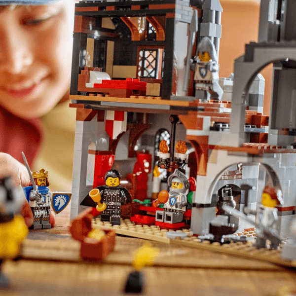 31168_Lifestyle_cons_2_en-gb LEGO Viduslaiku zirgu bruņinieku pils 31168