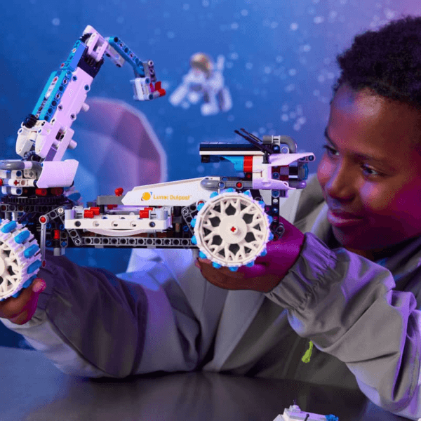 42211_Lifestyle_Cons_3_en-gb LEGO Lunar Outpost™ Mēness visurgājējs – kosmosa transportlīdzeklis 42211