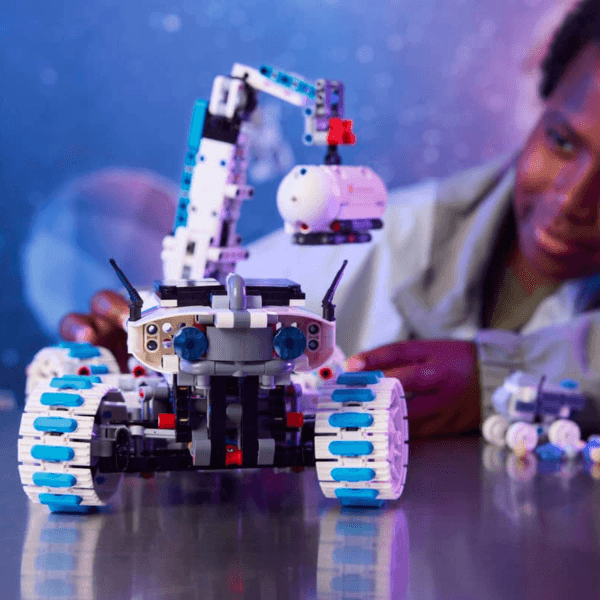 42211_Lifestyle_Cons_5_en-gb LEGO Lunar Outpost™ Mēness visurgājējs – kosmosa transportlīdzeklis 42211