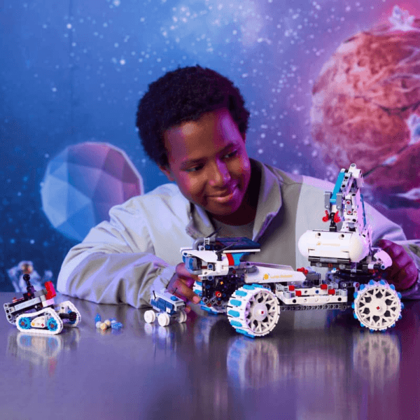 42211_Lifestyle_Cons_en-gb LEGO Lunar Outpost™ Mēness visurgājējs – kosmosa transportlīdzeklis 42211