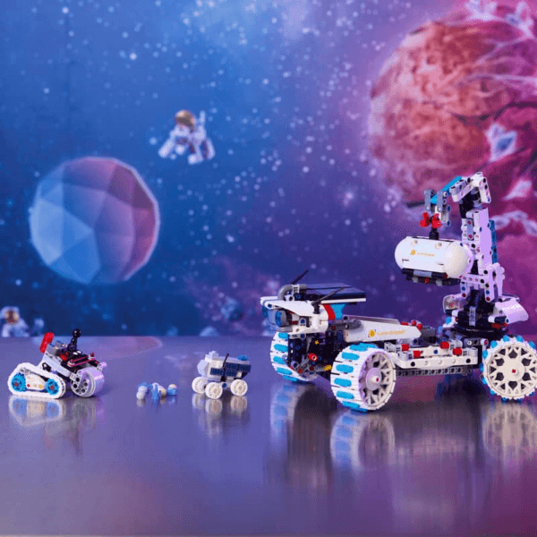42211_Lifestyle_Envr_en-gb LEGO Lunar Outpost™ Mēness visurgājējs – kosmosa transportlīdzeklis 42211