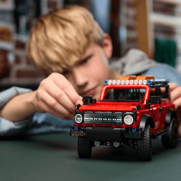 42213_Lifestyle_Cons_3 LEGO Ford Bronco® apvidus auto 42213