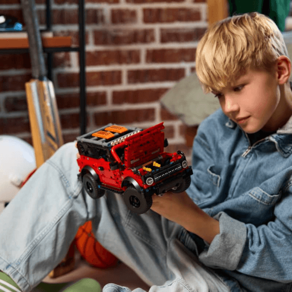 42213_Lifestyle_Cons_5 LEGO Ford Bronco® apvidus auto 42213