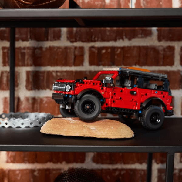 42213_Lifestyle_Cons_6 LEGO Ford Bronco® apvidus auto 42213
