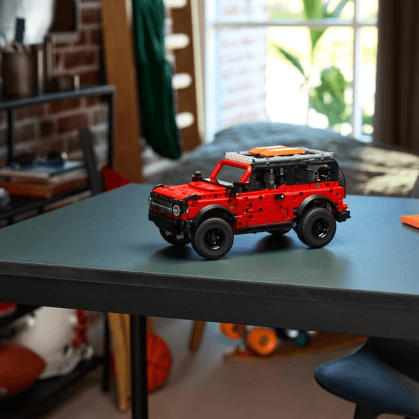 42213_Lifestyle_Envr LEGO Ford Bronco® apvidus auto 42213
