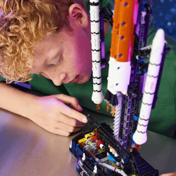 LEGO NASA Artemis palaišanas sistēmas raķete 42221