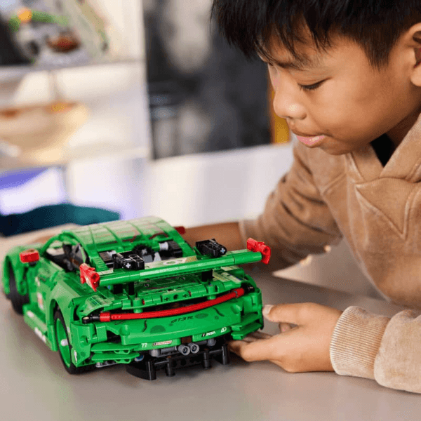 42224_Lifestyle_Cons_4_en-gb LEGO Porsche 911 GT3 R REXY AO Racing auto 42224