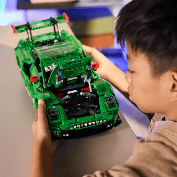 42224_Lifestyle_Cons_6_en-gb LEGO Porsche 911 GT3 R REXY AO Racing auto 42224