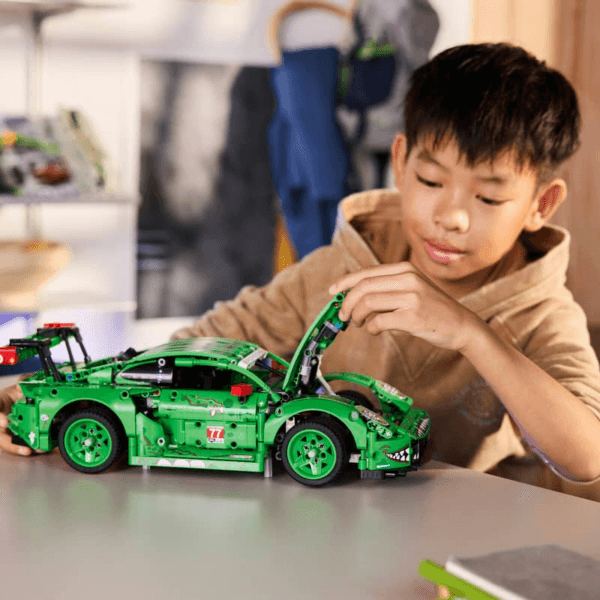 42224_Lifestyle_Cons_7_en-gb LEGO Porsche 911 GT3 R REXY AO Racing auto 42224