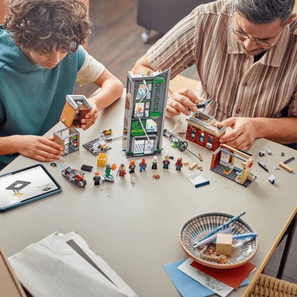 76324_Lifestyle_build LEGO Zirnekļcilvēks pret Oscorp 76324