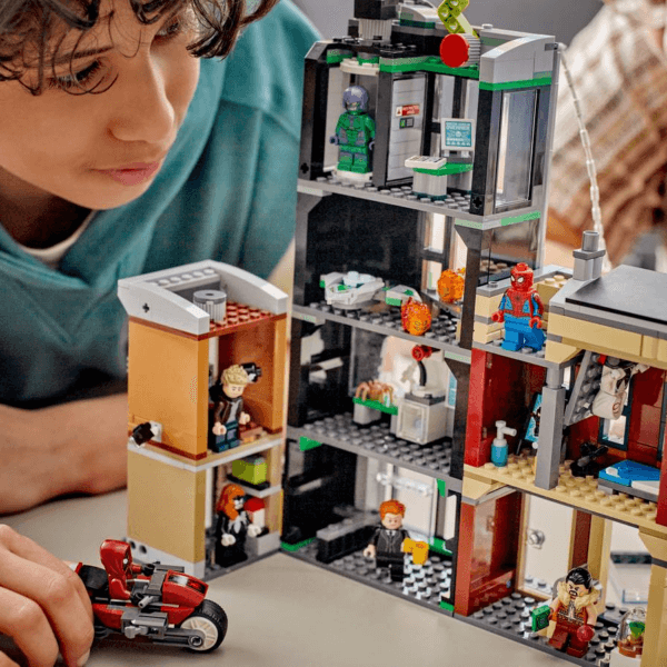 76324_Lifestyle_cons_2 LEGO Zirnekļcilvēks pret Oscorp 76324