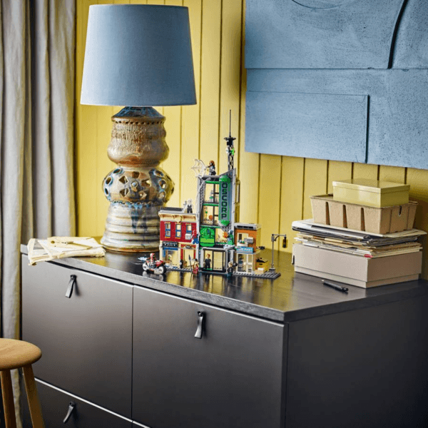 76324_Lifestyle_envr LEGO Zirnekļcilvēks pret Oscorp 76324