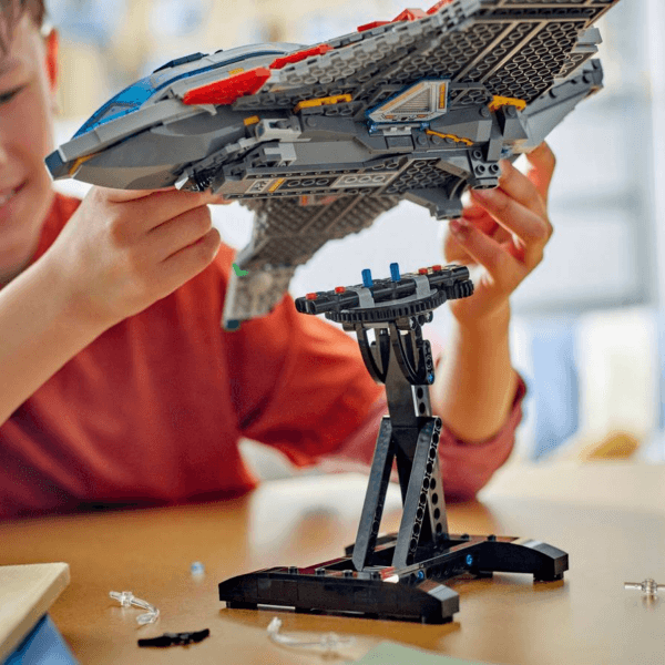 76325_Lifestyle_cons_3_en-gb LEGO Atriebēji: Ultrona laikmets Quinjet 76325