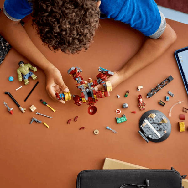 76343_lifestyle_build_en-gb LEGO Spraigā kauja: Hulkbuster pret Halku 76343