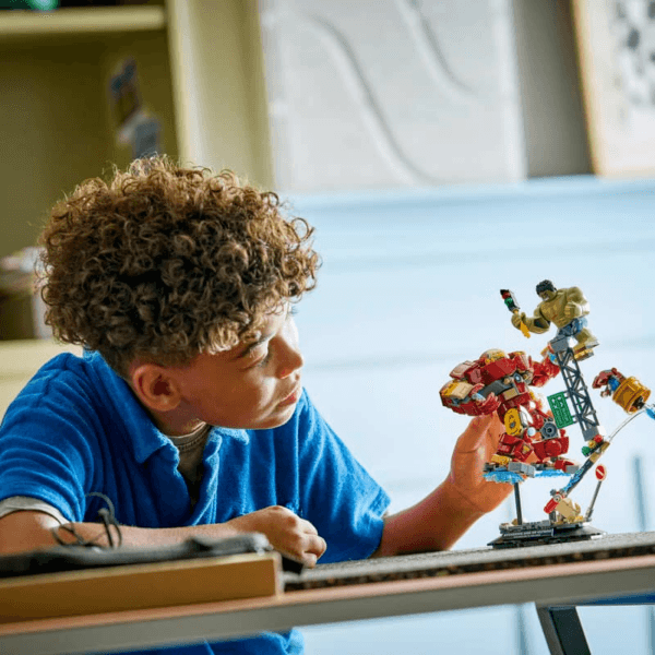 76343_lifestyle_cons_en-gb LEGO Spraigā kauja: Hulkbuster pret Halku 76343