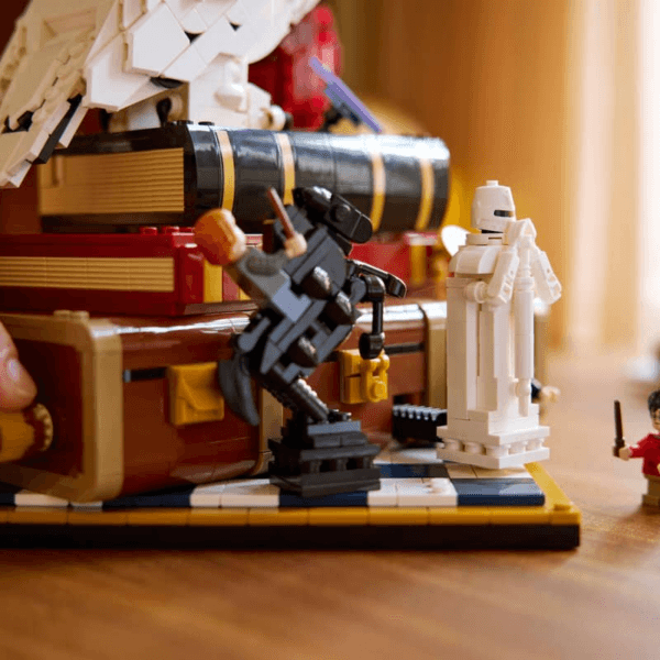 76466_Lifestyle_Build_03_en-gb LEGO Filozofu akmens – Kolekcionāra izdevums 76466