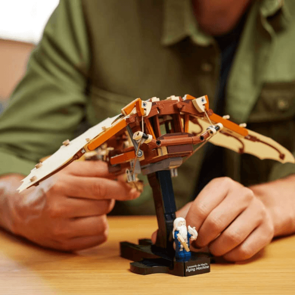 10363_Lifestyle_Build_06_en-gb LEGO Leonardo da Vinči lidaparāts 10363