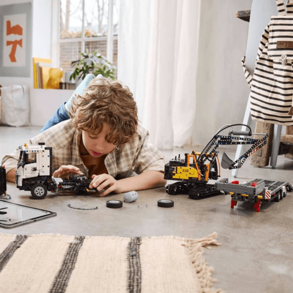 42175_Lifestyle_Build LEGO Kravas auto Volvo FMX un elektriskais ekskavators EC230 42175