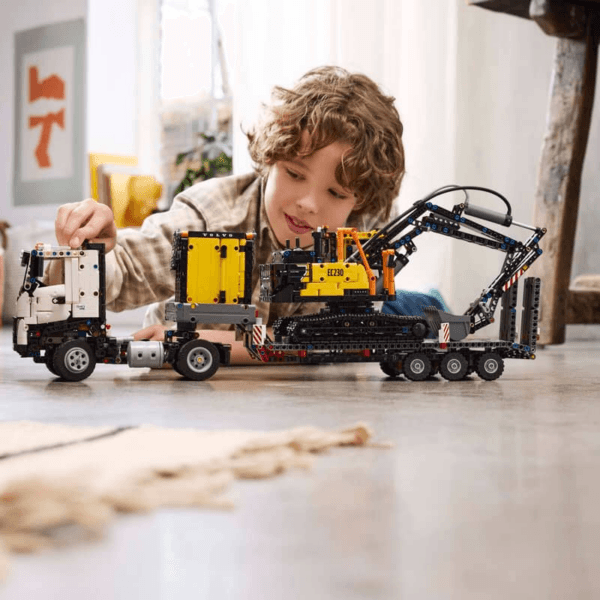 42175_Lifestyle_Cons LEGO Kravas auto Volvo FMX un elektriskais ekskavators EC230 42175