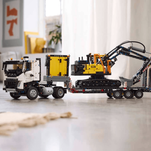 42175_Lifestyle_Envr LEGO Kravas auto Volvo FMX un elektriskais ekskavators EC230 42175