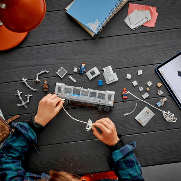 76321_Lifestyle_Build_en-gb LEGO Zirnekļcilvēks pret Doktoru Astoņkāji: metro aina 76321