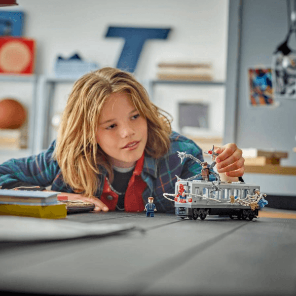 76321_Lifestyle_Cons_en-gb LEGO Zirnekļcilvēks pret Doktoru Astoņkāji: metro aina 76321