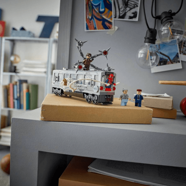 76321_Lifestyle_envr_en-gb LEGO Zirnekļcilvēks pret Doktoru Astoņkāji: metro aina 76321