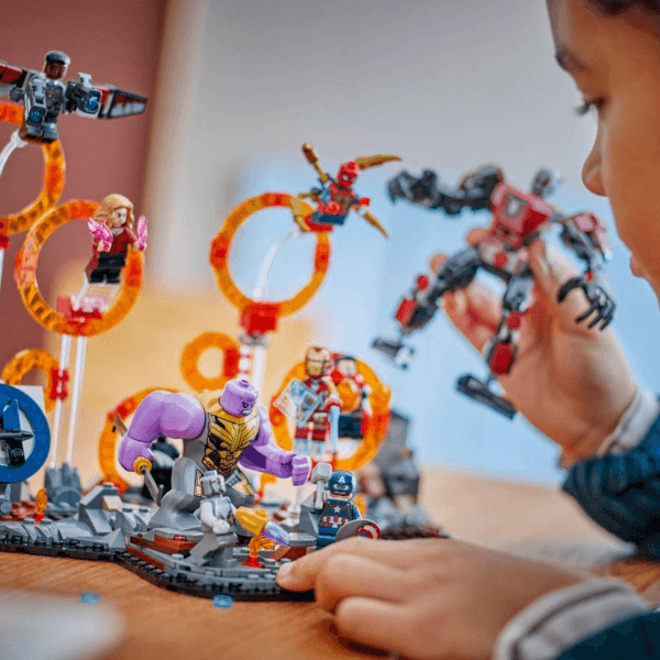 76323_Lifestyle_cons_2_en-gb LEGO Atriebēji: Noslēguma cīņa Izšķirošā kauja 76323