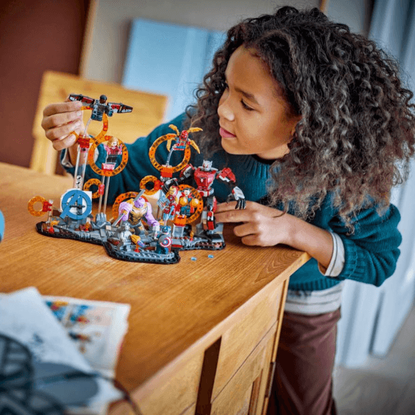76323_Lifestyle_cons_en-gb LEGO Atriebēji: Noslēguma cīņa Izšķirošā kauja 76323
