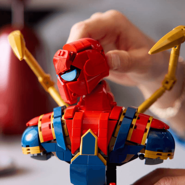 LEGO Dzelzs Zirnekļcilvēka krūšutēls 76326