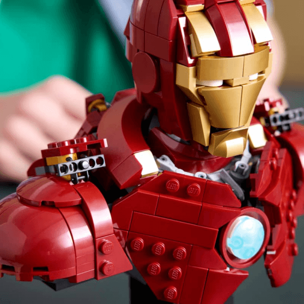 76327_Lifestyle_Build_04_en-gb LEGO Iron Man MK4 krūšutēls 76327