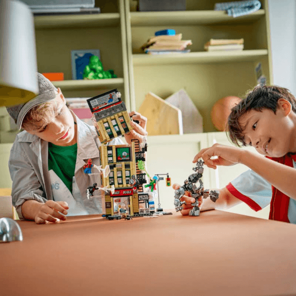 76342_Lifestyle_cons_en-gb LEGO Zirnekļcilvēks pret Mysterio: The Daily Bugle 76342
