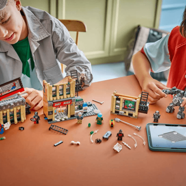 76342_lifestyle_build_en-gb LEGO Zirnekļcilvēks pret Mysterio: The Daily Bugle 76342