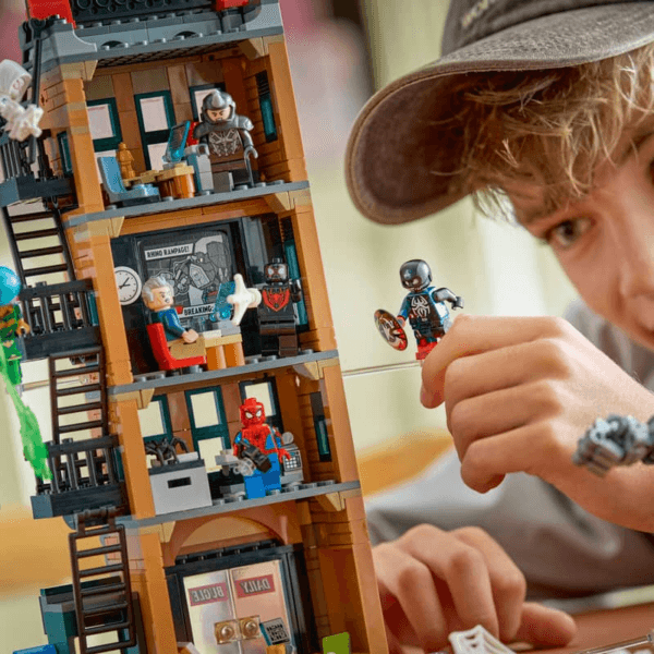 76342_lifestyle_cons_2_en-gb LEGO Zirnekļcilvēks pret Mysterio: The Daily Bugle 76342