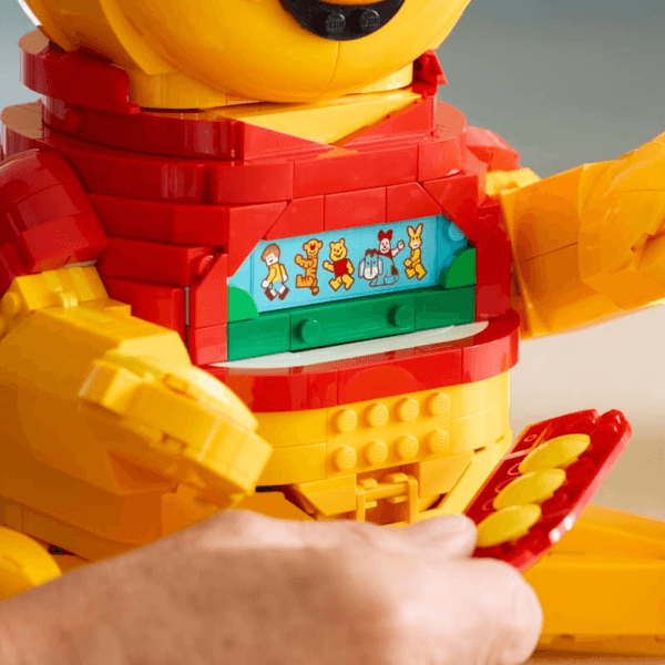 blt1bf4465602ddf9aa-43300_Lifestyle_Build_07 LEGO Vinnijs Pūks 43300