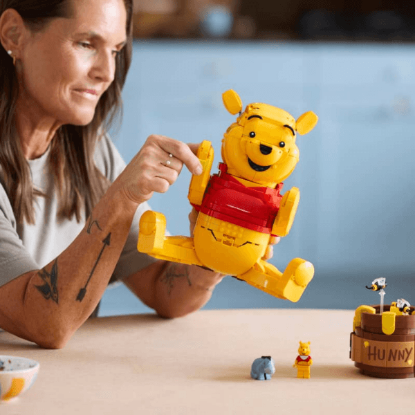 blt1bf4465602ddf9aa-43300_Lifestyle_Cons_02 LEGO Vinnijs Pūks 43300