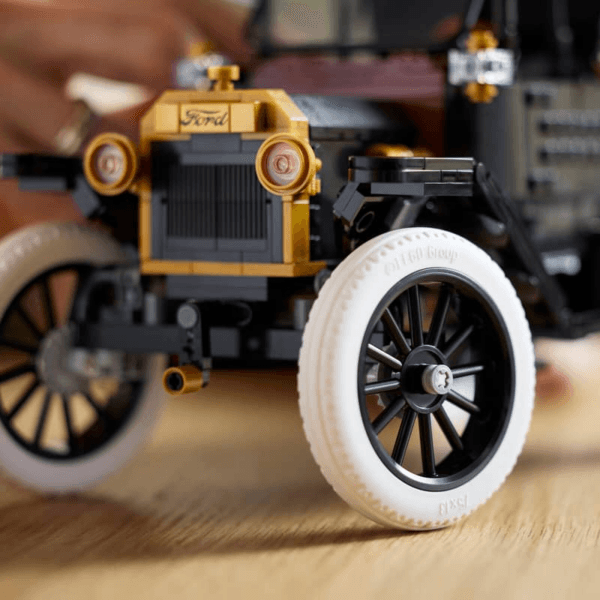 blt9b1cd88cf5ab5032-11376_Lifestyle_Build_06 LEGO Ford Model T 11376