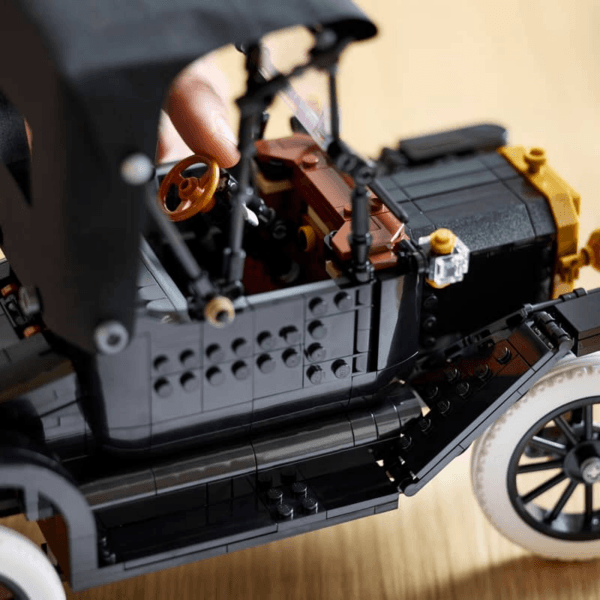 blt9b1cd88cf5ab5032-11376_Lifestyle_Build_07 LEGO Ford Model T 11376