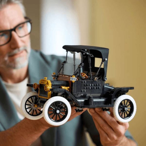blt9b1cd88cf5ab5032-11376_Lifestyle_Cons_02 LEGO Ford Model T 11376