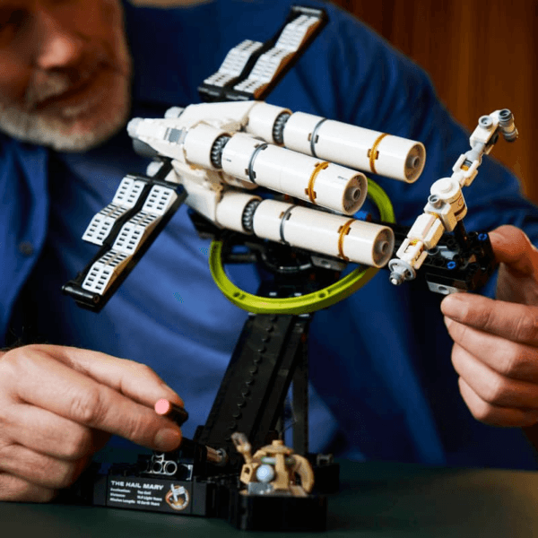 bltfe9034ee5bed08f3-11389_Lifestyle_Build_04 LEGO Project Hail Mary 11389