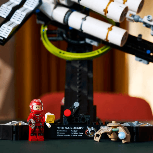 bltfe9034ee5bed08f3-11389_Lifestyle_Build_07 LEGO Project Hail Mary 11389