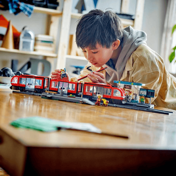 LEGO Pilsētas tramvajs un stacija 60423